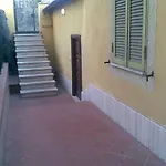 In Little Villa, Comforts רומא